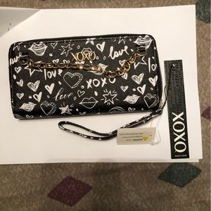 XOXO NWT black / white wristlet wallet